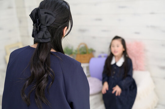 母親と受験練習をする日本人の女の子