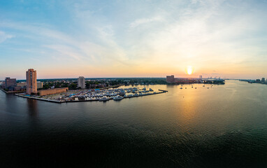 Obraz premium Portsmouth, Virginia, scenic aerial view of Olde Towne and the Portsmouth City Marina along the Elizabeth River waterfront during a vibrant sunset.