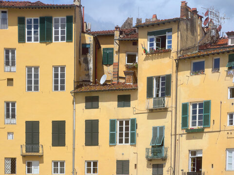 palazzo storico della piazza anfiteatro di lucca italia
