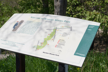 Naklejka premium plaque location marker and welcome sign at entrance to Warden Woods Park, 74 Firvalley Ct, Toronto