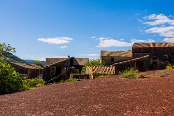 Le Hameau des Vailhes sur les bord du Lac du Salagou sur la commune de Celles dans l'Hérault en France © Gerald Villena