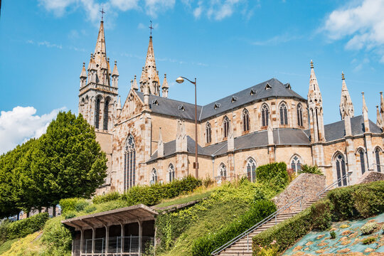L'&eacute;glise Saint-Hilaire-du-Harcou&euml;t vue d'en bas par une belle journ&eacute;e d'&eacute;t&eacute; en Normandie, France