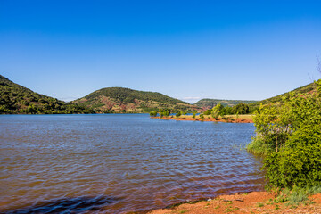 Obraz premium Le Lac du Salagou dans l'Hérault en France