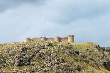 Fototapeta premium Historic Anavarza Castle overlooking the plains near Dilekkaya Village in Kozan, Adana, Türkiye. This ancient fortress has witnessed Hellenistic, Roman, Byzantine, Sasanian, and Ottoman periods 