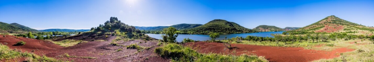 Obraz premium Panorama sur la cheminée basaltique Neck de la Roque sur les bords du Lac du Salagou dans l'Hérault en France