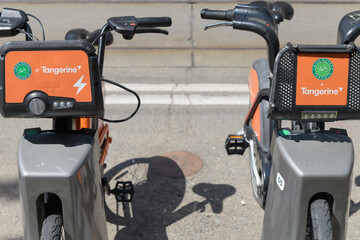 Naklejka premium Tangerine Financial sponsor logo sticker on rental bikes in Toronto
