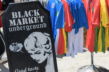 Naklejka premium a-frame sign outside Black Market Vintage Underground, a vintage clothing store, located at 256 Queen St W, Toronto