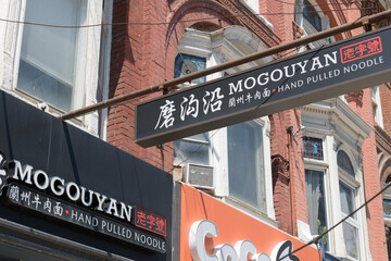 Naklejka premium exterior building and signs outside Mogouyan Hand-Pulled Noodle 磨沟沿老字号兰州牛肉面, an Asian restaurant, located at 354 Queen St W, Toronto