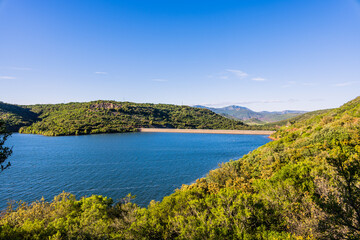 Naklejka premium Le Barrage du Lac du Salagou dans l'Hérault en France