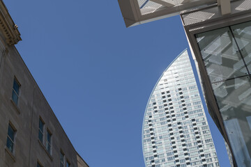 Naklejka premium dramatic, sculptural sweep of L-Tower's curved top profile designed by Daniel Libeskind at 8 The Esplanade, Toronto