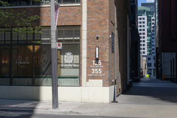 Naklejka premium lane way and sign at Sutton Place hotel located at 125 Blue Jays Way and 355 King St W (view is that of BJW), Toronto