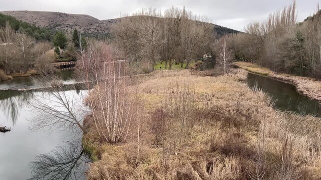 Paneo del r&iacute;o Duero hacia puente hist&oacute;rico en Soria