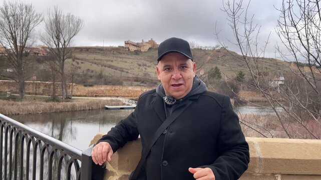 Influencer explicando puente hist&oacute;rico del r&iacute;o Duero Soria