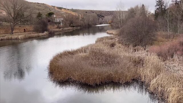 Tilt up del r&iacute;o Duero nevado en invierno Soria