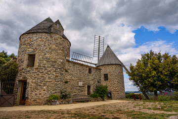 Fototapeta premium Les trois tours Moulins de Faugères dans l'Hérault en France