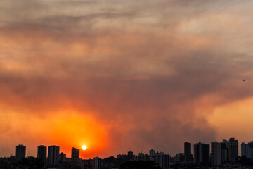Obraz premium A thick layer of smoke covered the brazilian city during the late afternoon. The hot, dry weather and the air heavy with smoke make it harder for people to breathe.