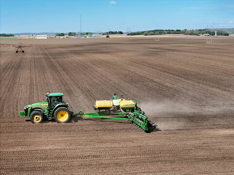 April 24, 2026, Thomson Illinois, John Deere 8R 370 tractor pulling a 1775 NT Max Emerge 5 planter