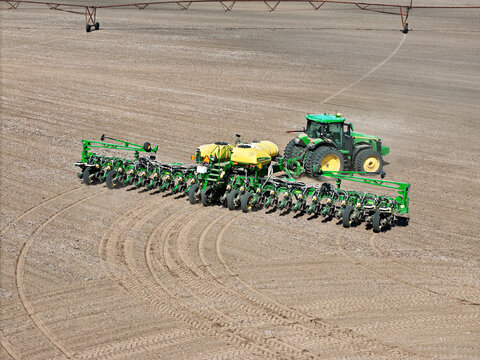 April 24, 2026, Thomson Illinois, John Deere 8R 370 tractor pulling a 1775 NT Max Emerge 5 planter