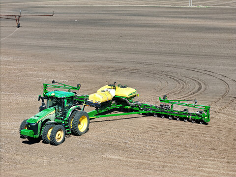 April 24, 2026, Thomson Illinois, John Deere 8R 370 tractor pulling a 1775 NT Max Emerge 5 planter