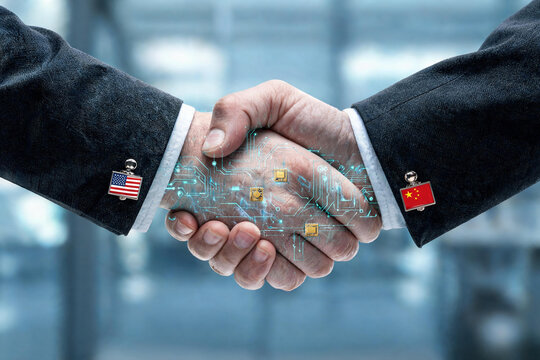 Apret&oacute;n de manos conceptual entre Estados Unidos y China con circuitos tecnol&oacute;gicos flotantes. Socios comerciales internacionales con gemelos de banderas en trajes formales.