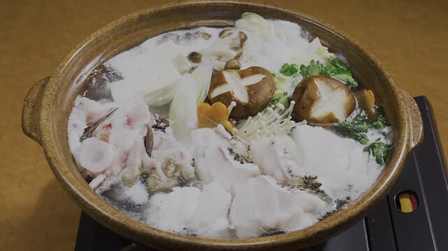 Kue Hot Pot with Premium Longtooth Grouper &mdash; Local Cuisine of Hidaka and Shirahama, Wakayama, Japan　和歌山グルメ「幻の高級魚・クエの鍋料理」和歌山県日高町・白浜町