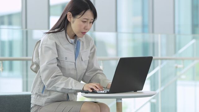 目の疲れを訴える女性