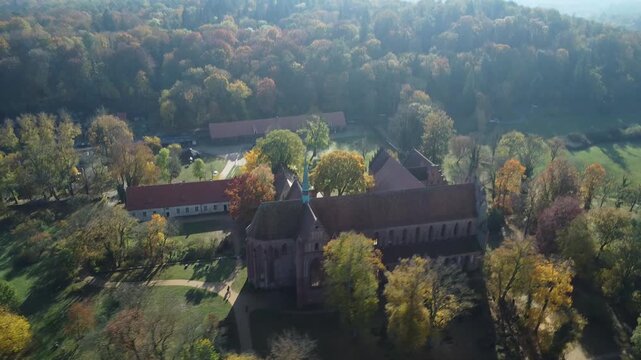 Luftaufnahme vom Kloster Chorin im herbstlichen Wald,