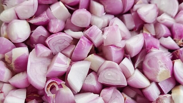 Sliced ​​shallots