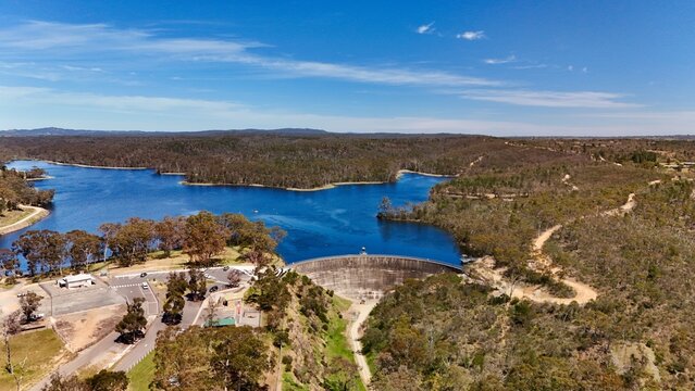 Barossa Reservoir Reserve, Williamstown, South Australia &ndash; 4K aerial drone view of Whispering Wall dam, blue reservoir lake and surrounding forest landscape