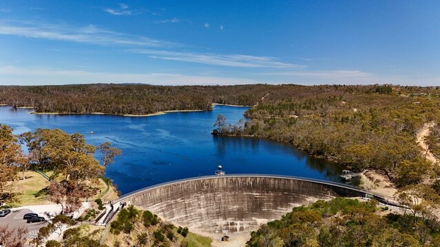 Barossa Reservoir Reserve, Williamstown, South Australia &ndash; 4K aerial drone view of Whispering Wall dam, blue reservoir lake and surrounding forest landscape