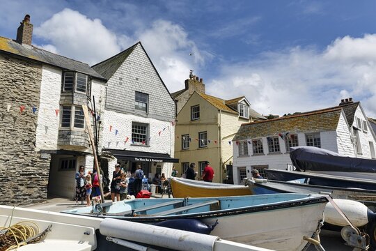 Pedestrians and boats in the harbour, tourists in the fishing village of Port Isaac, film set, Cornwall, England, Great Britain