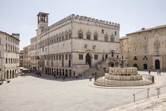 Palazzo die Priori with medieval fountain Fontana Maggiore, 1278, Piazza IV Novembre, Perugia, Umbria, Italy