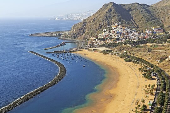 Bay, sandy beach Playa de Las Teresitas, behind San Andres and Anaga Mountains, La Montanita, Santa Cruz de Tenerife, Tenerife, Canary Islands, Spain