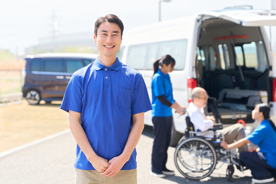 シニアの送迎をする福祉車両のドライバー