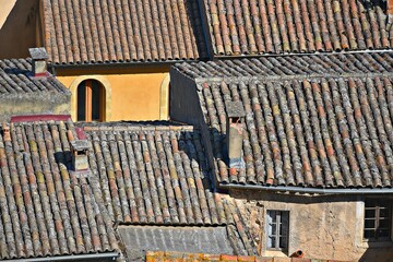 Fototapeta premium Rural landscape with scenic view of typical Provençal style handcrafted clay tile rooftops in the historic village of Bonnieux, Vaucluse, Provence-Alpes-Côte d'Azur France.