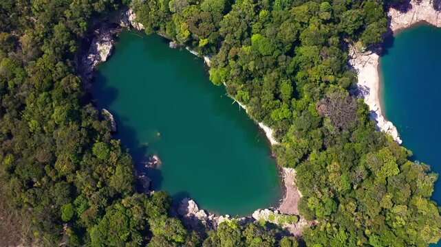 Laguna Brava en Huehuetenango, Guatemala, paisaje natural con aguas turquesa, monta&ntilde;as, bosque y vista a&eacute;rea ideal para turismo, naturaleza y documental.
