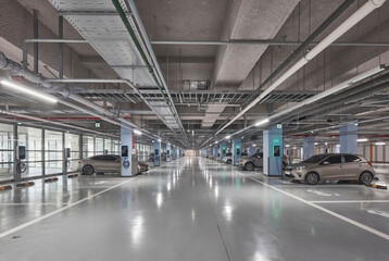 Obraz premium Clean industrial warehouse or manufacturing facility interior with modern architecture