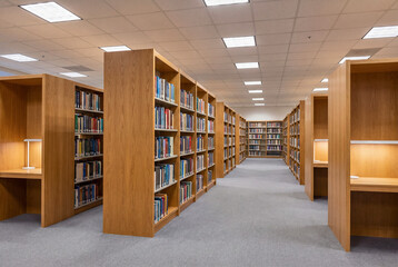Obraz premium Contemporary library and learning space interior with warm wood and quiet study areas