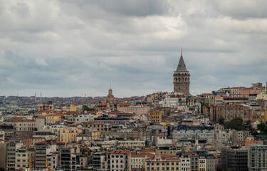 Obraz premium Galata Tower dominating Istanbul cityscape and cloudy sky