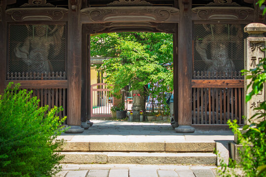 京都、壇王法林寺の楼門と門の間から見える童地蔵