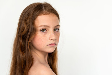 Obraz premium Young girl with freckles gazing.