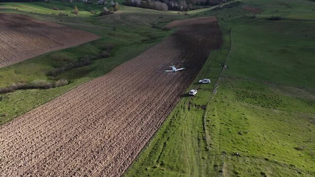 Prilikom preleta preko BiH sportski avion četverosjed iz Slovačke zbog tehničkih problema morao se spustiti na oranicu na planini vla&scaron;ić, Bosna i Hercegovina