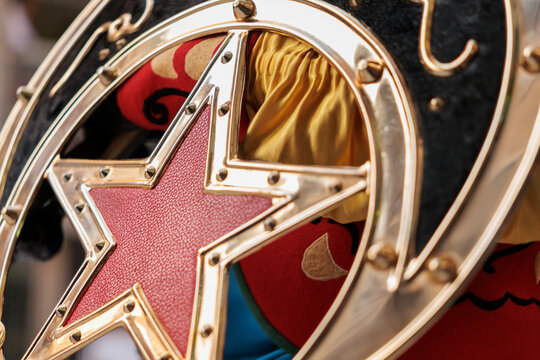 Detalle de escudo met&aacute;lico dorado con estrella roja de la fiesta de moros y cristianos, Alcoy, Espa&ntilde;a
