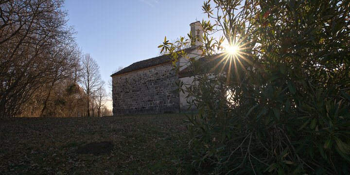 La chiesetta di San Giacomo si presenta isolata in una splendida posizione panoramica sulla sponda sinistra del Tagliamento