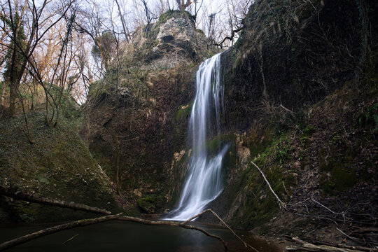 Un sito naturalistico unico nel suo genere, caratterizzato da un corso d&rsquo;acqua che ha originato due cascate immerse in una particolarissima vegetazione tropicale.