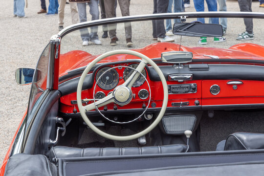 dashboard of an old historic Jaguar E-Type cabrio.