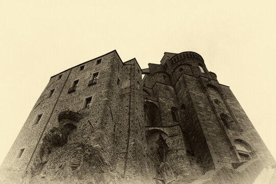 La Sacra di San Michele &egrave; stata il monumento simbolo del Piemonte per la sua storia secolare.