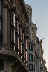 Fototapeta premium Elegant urban architecture with sunset reflections 