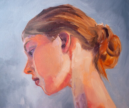 Ritratto artistico di profilo di una giovane donna con capelli raccolti in uno chignon, dipinto a olio su tela con sfumature malinconiche ed espressive su sfondo azzurro e grigio.