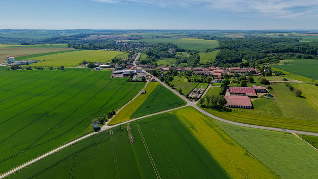 Vue a&eacute;rienne panoramique du village de Boismont , en Meurthe-et-Moselle, Lorraine.  La partie haute du centre du village, et les exploitations agricoles